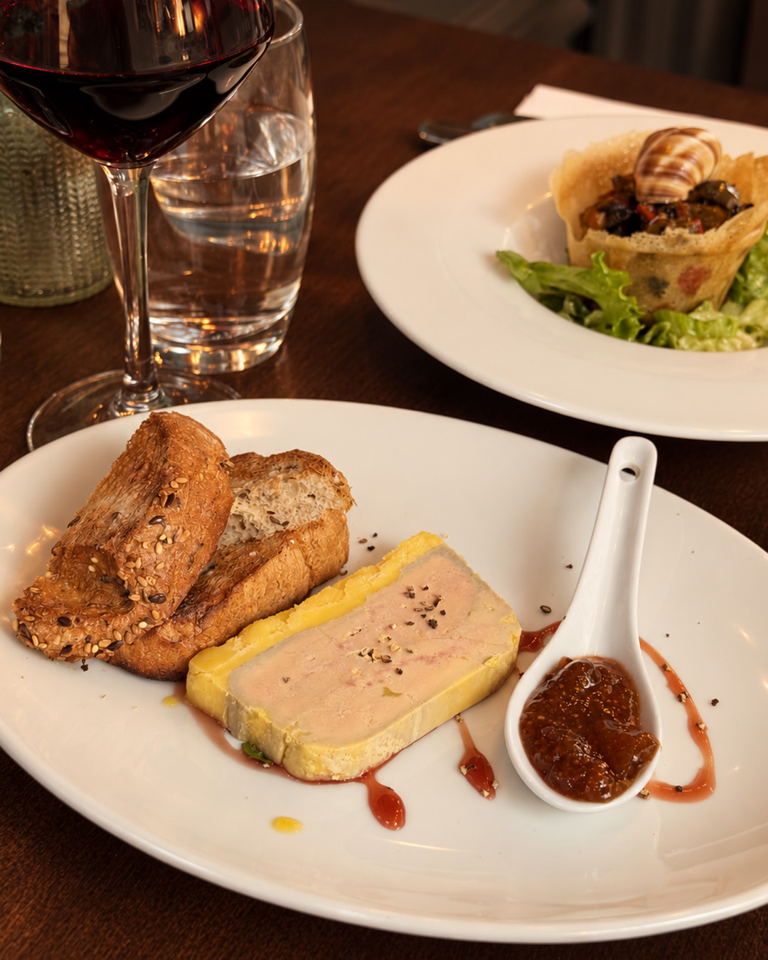 Foie gras servi avec pain et condiment