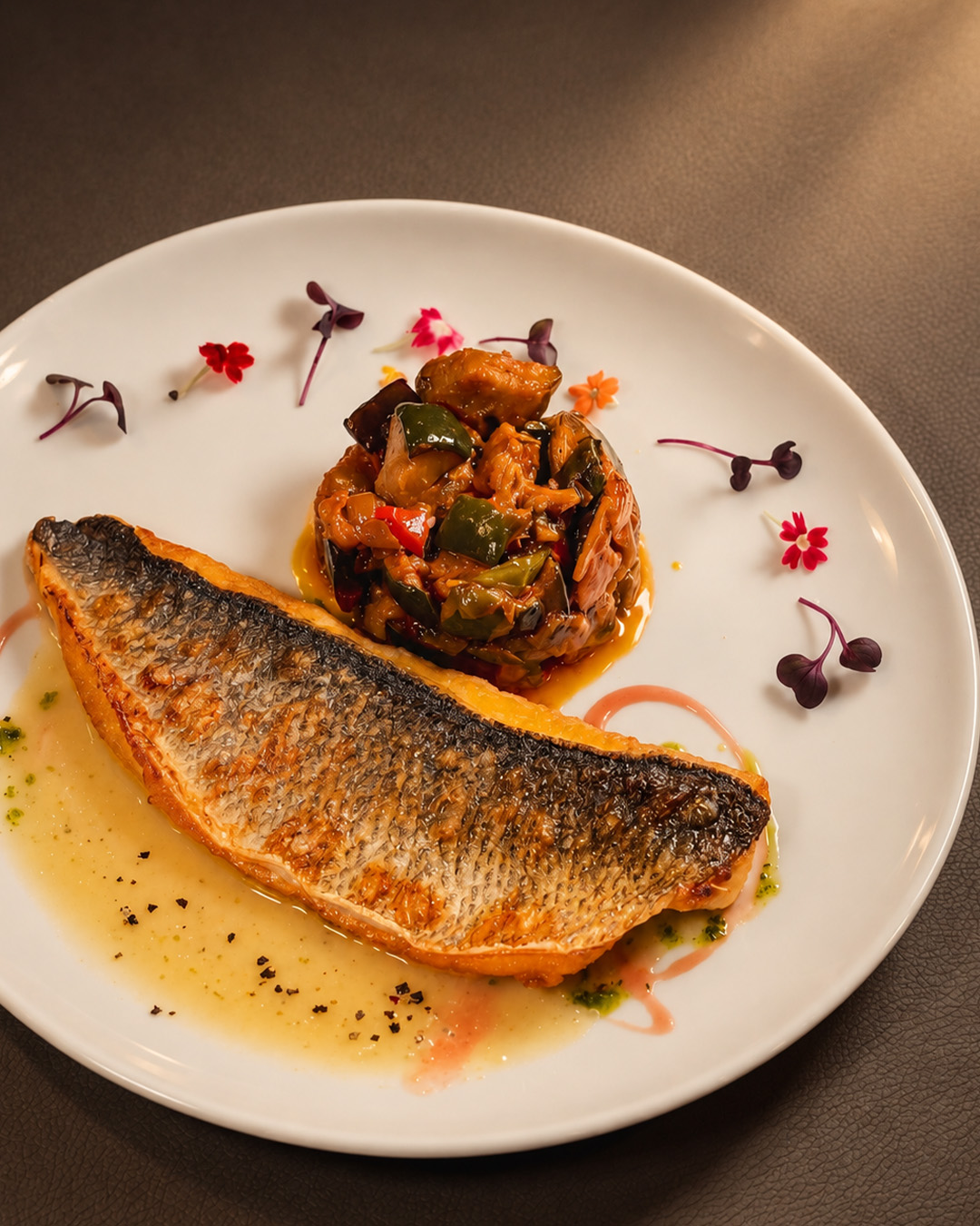 Filet de poisson rôti avec légumes mijotés